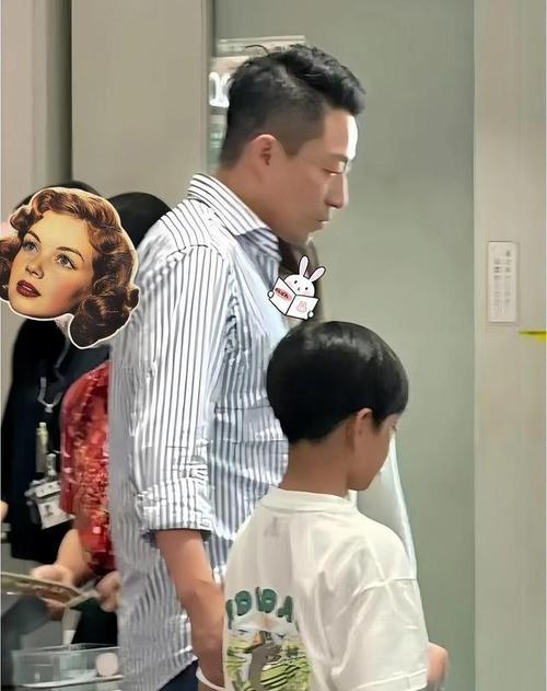 2025新澳门王中王正版和街头下水道爬出女子与街头下水道爬出女子身体视频